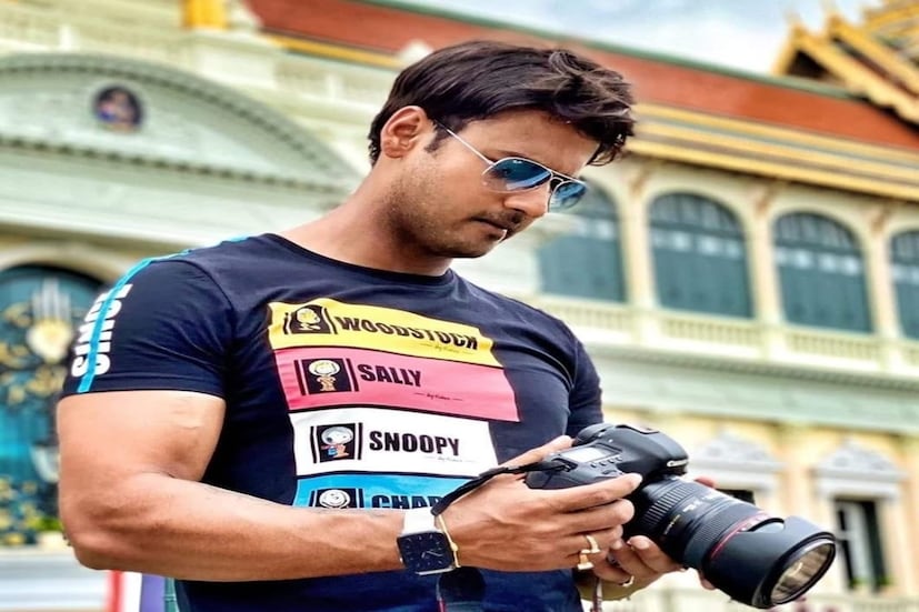 *এছাড়াও খবর রয়েছে, ছোট পর্দার পাশাপাশি তিনি নাকি সই করেছেন তিনটি ওয়েব সিরিজেও। মিমি চক্রবর্তীর (Mimi Chakraborty) সঙ্গে ২০১৬ সালে বীরসা দাশগুপ্তের (Birsa Dasgupta)গ্যাংস্টারের (Gangster) দিয়ে বড় পর্দায় যাত্রা শুরু করেন যশ। এর আগে স্টার জলসার ‘বোঝে না সে বোঝে’(Bojhena Se Bojhena) ধারাবাহিকের সুবাদে ‘যশ্মিতা’ জুটিকে প্রথম পর্দায় দেখা যায়। সংগৃহীত ছবি। 