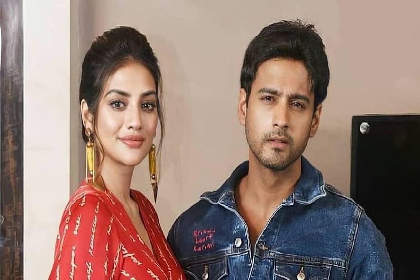 *নায়ক-নায়িকার নাম মিলিয়ে দিয়ে এই নতুন নামকরণ করেছেন তাঁদের অনুরাগীরাই। অরণ্য সিংহ রায় এবং পাখি ঘোষ দোস্তিদারের ভূমিকায় অভিনয় করেছিলেন যশ-মধুমিতা সরকার(Madhimita Sarkar) । যে জুটি দর্শকদের মনে পাকাপোক্ত জায়গা করে নেয়। সংগৃহীত ছবি। 