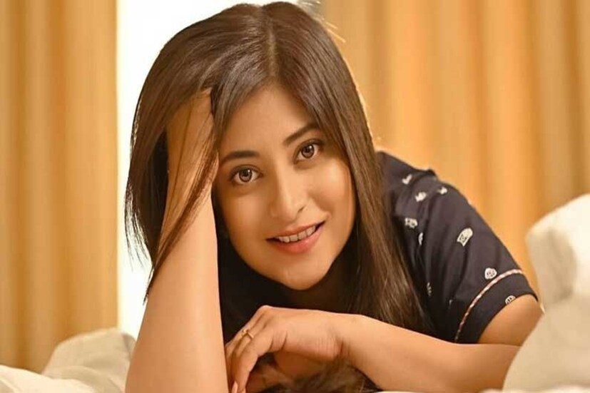 *অভিনেত্রী ছবি প্রসঙ্গে বলেছেন, ‘ফিল্মটিতে দূর্গা পুজো (Durga Puja) গুরুত্বপূর্ণ অংশ। কারণ এই পুজোর মাধ্যমে একটি পরিবারকে জোড়া লাগানোর চেষ্টা করা হবে। পরিবার কোনও না কোনও কারণে আলাদা হয়েছে, তবে বিস্তারিত জানতে গেলে অপেক্ষা করতে হবে ছবিটি রিলিজ হওয়া পর্যন্ত’। সংগৃহীত ছবি।