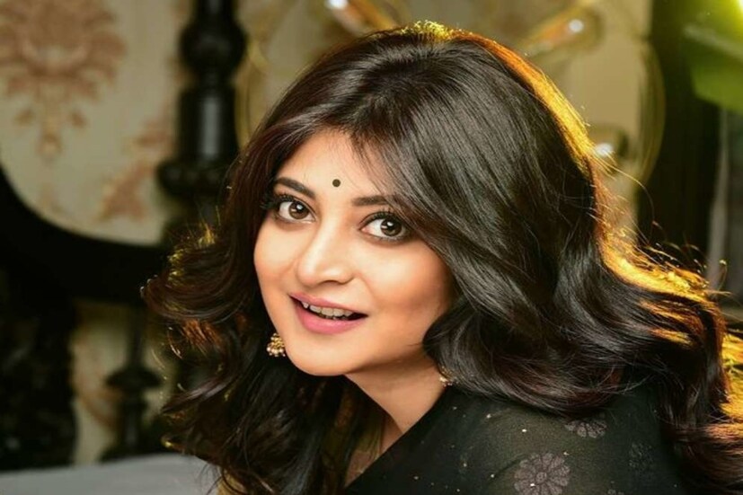 *আজ্ঞে হ্যাঁ, অভিনেত্রীর আসন্ন ছবি পরিচালক মৈনাক ভৌমিকের (Mainak Bhaumik) একান্নবর্তী (Ekannoborti)। বলা বাহুল্য, এটাই তাঁর ডেবিউ ফিল্ম হতে চলেছে। ফলে দর্শকদের পাশাপাশি সন্দীপ্তা নিজেও যথেষ্ট উচ্ছসিত। তবে আপনি কী জানেন, একান্নবর্তীর সঙ্গে তাঁর প্রথম সিরিয়াল দূর্গার (Durga) একটি যোগসূত্র রয়েছে। সংগৃহীত ছবি।