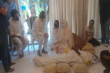 সাদা পোশাকে নিজেকে ঢেকে তাঁর ‘কহিনূর’-এর পাশে ঠায় বসে সায়রা বানু