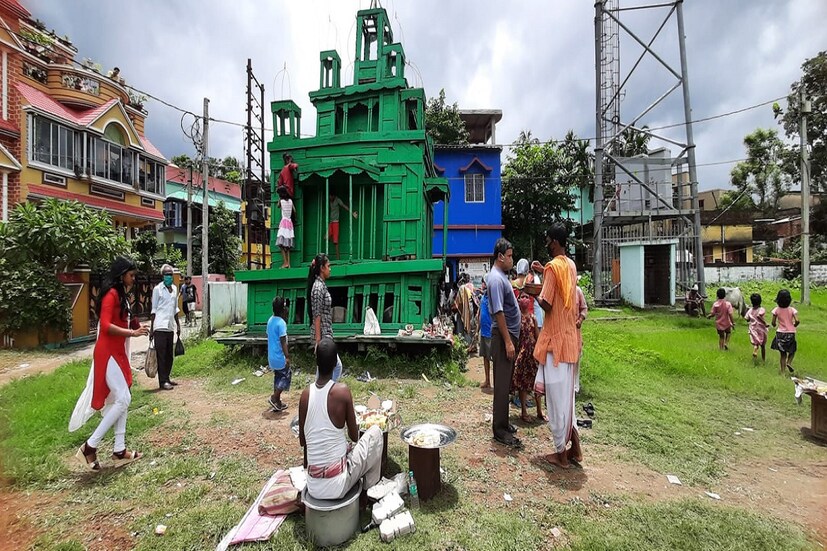  *তবে মন্দিরে জগন্নাথ, বলরাম ও সুভদ্রার পুজোতে কোন খামতি রাখা হচ্ছে না। পুজো দিতে গেলেও মানতে হচ্ছে করোনা স্বাস্থ্য বিধি। 