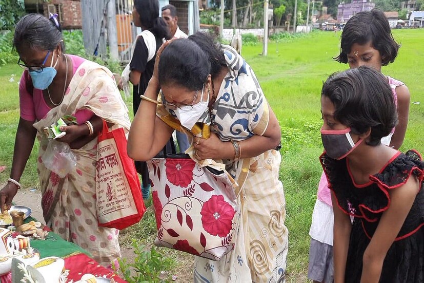 *আগে রথ উপলক্ষে এলাকায় বিশাল মেলা বসত। এবারে সব বন্ধ থাকায় ক্ষতির মুখে পড়েছেন স্থানীয় ব্যবসায়ীরা।