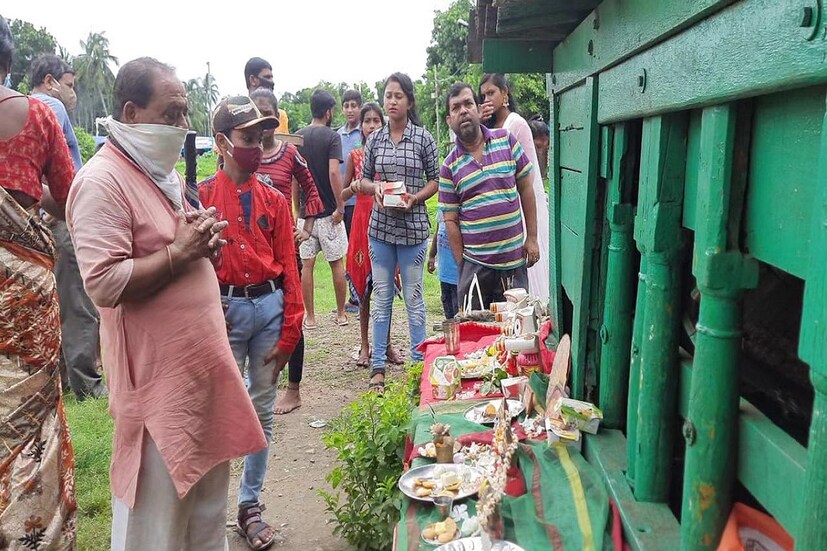 *সোমবার সকাল থেকে রায়চৌধুরী বাড়ির মন্দিরের সামনে ভিড় জমাতে শুরু করেন বহু মানুষ। রথের অনুষ্ঠান বন্ধ থাকলেও প্রত্যেকে সামাজিক দূরত্ব মেনে মন্দিরে জগন্নাথ দেবের পুজো দিয়ে বাড়ি ফিরছেন নিরাশ হয়ে। *রথের দড়িতে টান না দিতে পেরে অনেকেই রথের পুজো দিয়ে প্রণাম সেরে বাড়ি ফিরছেন।
