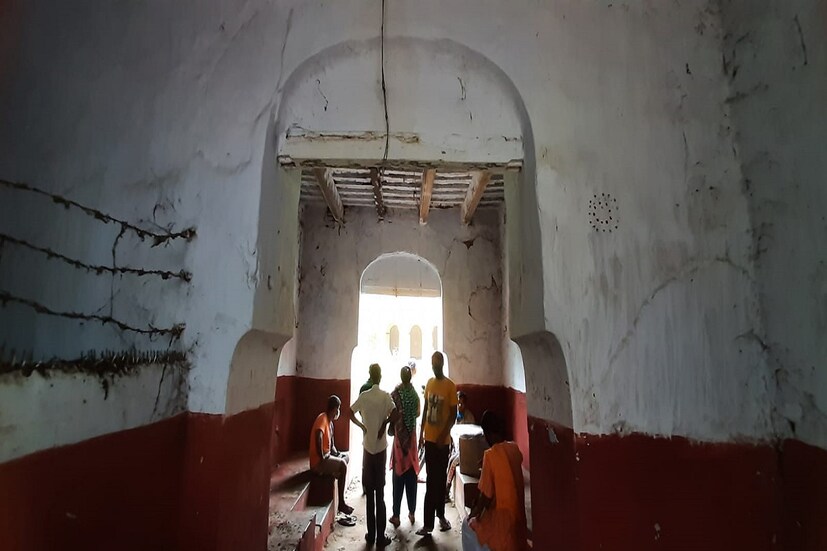 *রায়চৌধুরী বাড়ির বর্তমান কর্তা অমিয়কৃষ্ণ রায়চৌধুরী বলেন, 'আজ থেকে প্রায় ৩০০ বছর আগে জমিদারি হাতে পেয়েছিলেন রাজবল্লভ চৌধুরী। বারুইপুরে আদিগঙ্গার পাড়ে প্রাসাদোপম বাড়ি, ঠাকুরদালান ও সেরাস্তা তৈরি করিয়ে ছিলেন তিনি। তাঁর জমিদারি সুন্দরবন পর্যন্ত বিস্তৃত ছিল। কর্নওয়ালিশের আমলে সেই জমিদারি ফুলে ফেঁপে ওঠে। কথিত আছে, একদিন রাজবল্লভের ইচ্ছে হয় পুরিতে জগন্নাথ দেবের দর্শনে যাবেন। রাতে স্বপ্নাদেশে পেয়ে নিজের বাড়িতেই জগন্নাথ, বলরাম এবং সুভদ্রার মূর্তি প্রতিষ্ঠা করে রথ যাত্রার সূচনা করেছিলেন। সেই থেকে এখনও নিয়ম মেনে চলছে বারুইপুরের রায়চৌধুরী বাড়ির রথ যাত্রা। 