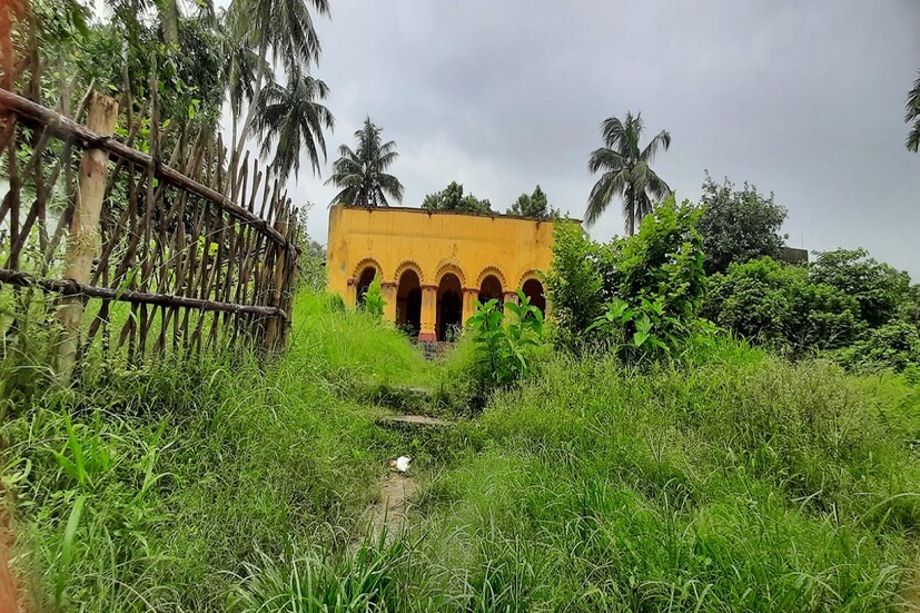 *একসময় ঋষি বঙ্কিমচন্দ্র চট্টোপাধ্যায় বেশ কিছুদিন এই বাড়িতেই অবস্থান করেছিলেন। 'দুর্গেশ নন্দিনী' উপন্যাসের বড় অংশই এই বাড়িতে বসে লেখা হয়েছিল বলেও কথিত আছে। (Reporter-Arpan Mandal)