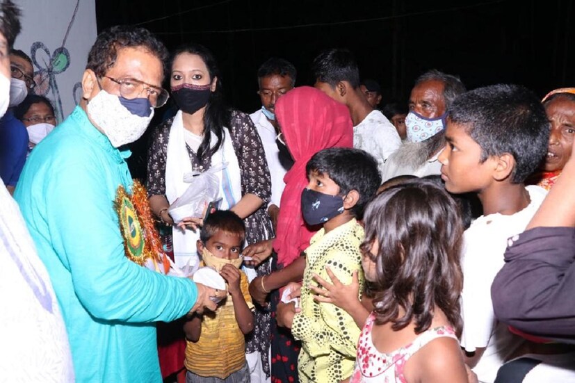 ইতিমধ্যেই এই সংস্থার তরফে বেশ কয়েকটি জায়গায় বিনামূল্য খাবার, পোশাক বিলি হয়েছে৷ এবার গন্তব্য ছিল রাজারহাট নিউটাউন৷ 