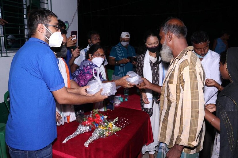 প্রায় ২০০ গরিব পরিবারের হাতে খাবার তুলে দেওয়া হল সংস্থার পক্ষ থেকে৷ এই উদ্যোগে সামিল ছিলেন তৃণমূল বিধায়ক তাপস চট্টোপাধ্যায়৷ যুবনেতা মহম্মদ অফতাবুদ্দিন ও রাজারহাটের মহিলা কংগ্রেসের প্রেসিডেন্ট পরভিন সবারা৷ 