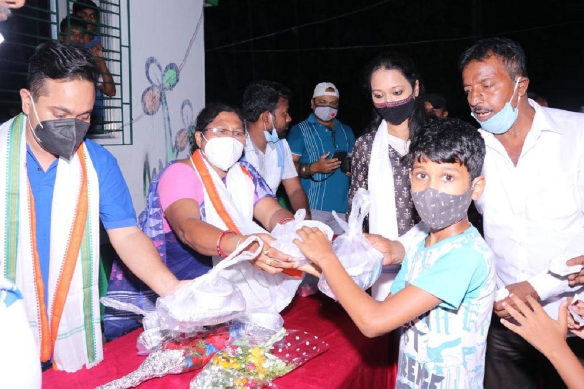 দুঃস্থদের জন্য এগিয়ে এল মাই স্কাই ফাউন্ডেশন,নীল-তৃণা সহ আরও অনেকে করলেন সাহায্য