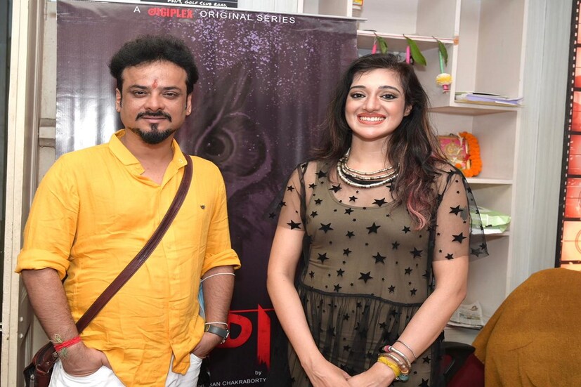 অতসী এসে উঠেছে জঙ্গলে ঘেরা নাম নাজানা এক হোম স্টে তে। সারাক্ষণ একই ভাবনা চিন্তা করে যাচ্ছে, মাথায় শুধু নতুন গল্পের প্লট। সাইড এফেক্ট হল স্বপ্ন। দুস্বপ্ন বলা যায়। এর থেকে লেখার রসদ পেলেও অতসী মাঝে মাঝে গুলিয়ে ফেলে কোনটা তার স্বপ্ন আর কোনটা বাস্তব।