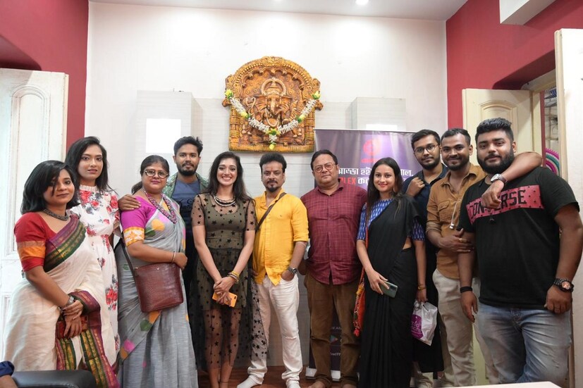 রহস্য রোমাঞ্চ গল্প লেখে অতসী। লেখিকা হিসাবে বেশ নাম হয়েছে কয়েক বছর হল। কিন্তু আপাতত কিছুই লিখতে পারছে না সে। তার মাঝে মাঝে রাইটারর্স ব্লক হয়। এরকমই একটা সময়ের মধ্যে দিয়ে যাচ্ছে অতসী। তখন সে বেরিয়ে পরে সোলো ট্রিপে। 