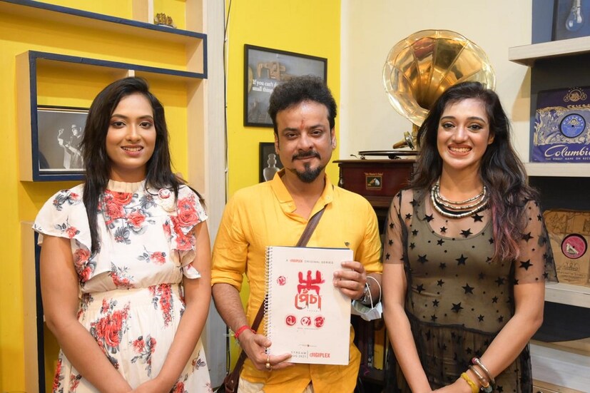 একটা সময় অতসীর কাছে সবকিছু গুলিয়ে যায়। একি তার লেখা গল্প? নাকি বাস্তব? গল্প মোড় নেবে কোনদিকে? এই সবকিছু নিয়ে &quot;প্যাঁচা&quot;।