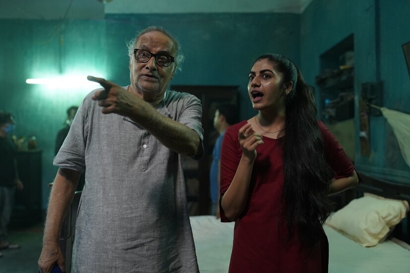 বেলাইন ছবিটি দুটো ঘরের গল্প। একজন ষাটর্দ্ধ বৃদ্ধর নিস্তরঙ্গ একা-জীবন কাটে। তিনি টিভি দেখেন, মাঝে মাঝে লুডো খেলেন। এই নিয়েই তাঁর একদিন-প্রতিদিন। 