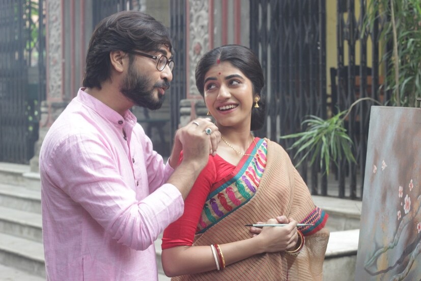হঠাৎই একদিন একটা ভুল নম্বর থেকে ফোন আসে বৃদ্ধর কাছে। একটি মেয়ে বৃদ্ধর সঙ্গে কথা বলে। বৃদ্ধ বুঝতে পারে 'রং নাম্বার'। কিন্তু ক্রমশ জড়িয়ে পড়ে সেই মেয়ের জীবনের ওঠা-নামার সঙ্গে। টানা তিন দিন চলে সেই 'রং কল'। 