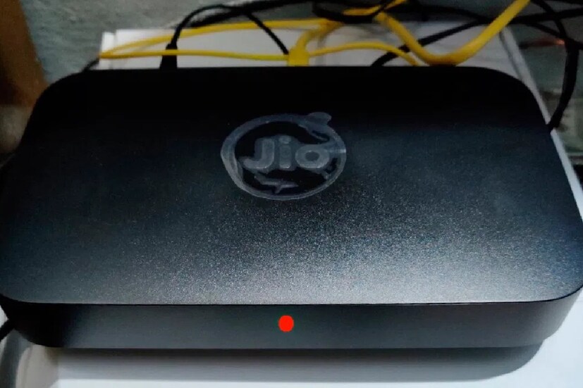 Reliance Jio নিজেদের ব্রডব্যান্ড পরিষেবা JioFiber-কে জনপ্রিয় করে তোলার জন্য চেষ্টায় কোনও ত্রুটি রাখছে না।  আরও বেশি সংখ্যক সাবস্ক্রাইবার যোগ করার জন্য এমনিতেই এমনিতেই গ্রাহকদের এক মাস বিনামূল্যে জিও পরিষেবা দিচ্ছে। এবার এক বছরের জন্য আপনি জিও ফাইবার পরিষেবা ফ্রি-তে পেতে পারেন। কয়েকটা স্টেপ ফলো করতে হবে শুধু।