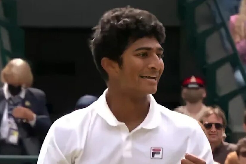 জুনিয়রদের সিঙ্গলসের ফাইনালে আমেরিকার ভিক্টর লিলভকে (Victor Lilov) ৭-৫, ৬-৩ -এ হারিয়েছেন সমীর। তাঁর অসাধারণ পারফরম্য়ান্স লিয়েন্ডার পেজকে মনে করাচ্ছে। কলকাতার ছেলে লিয়েন্ডার ১৯৯০ সালে জুনিয়র উইম্বলডন চ্যাম্পিয়ন হয়েছিলেন। সমীর যেন তাঁর যোগ্য উত্তরসূরি।