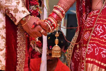 স্বামী-স্ত্রীর মধ্যে আচমকাই 'এই' লক্ষণ চোখে পড়ছে? তাহলে সাবধান হন আজই...