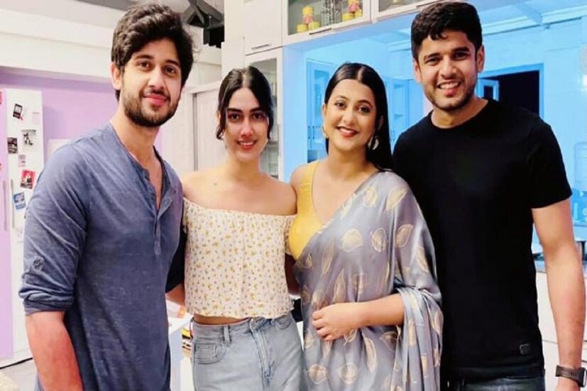 *ইনস্টাগ্রামে অভিনেতার হবু বউয়ের ছবি ফাঁস করে দিয়েছেন আদৃতের বন্ধু অনামিকা চক্রবর্তী। ২৫ মার্চ জন্মদিন উপলক্ষে অনামিকার আমন্ত্রণে প্রেমিকাকে নিয়ে উপস্থিত হয়েছিলেন আদৃত। ছবিঃ ইনস্টাগ্রাম। 
