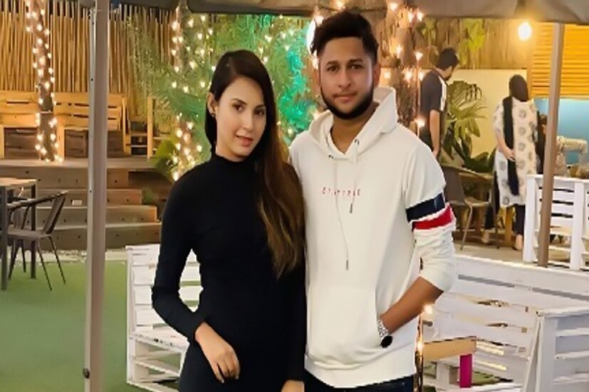 আফ্রিদির বাবা মাই টিভির চেয়ারম্যান ও ব্যবস্থাপনা পরিচালক নাসির উদ্দিন সাথী। আফ্রিদির বলেন, ‘বাবা আমার সবচেয়ে বড় সমালোচক। এখনও তিনি আমার প্রতিটি ভিডিও দেখেন। প্রতিটি দৃশ্য ধরে ধরে সমালোচনা করেন। আমি ইউটিউবটা বুঝতে শুরু করেছি বাবার কাছ থেকেই।' 