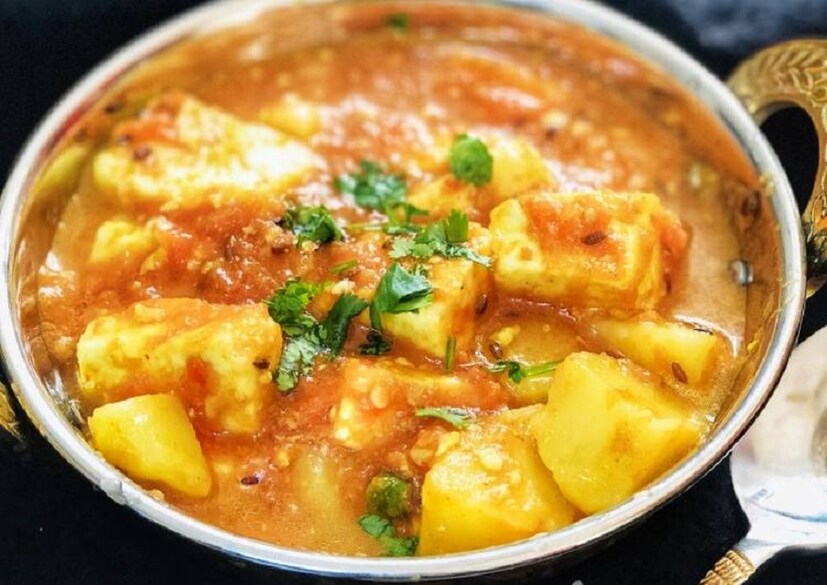  আলু রসেদার - পুরির সঙ্গে একটা তরকারি দরকার! এক্ষেত্রে কড়ায় ১/৪ কাপ ঘি গরম করে, তাতে জিরে ফোড়ন দিয়ে ১/২ কাপ সাদা দই দিতে হবে। ঘি না ভেসে ওঠা পর্যন্ত নাড়তে হবে। স্বাদ মতো সৈন্ধব লবণ, আদা কুচি, লঙ্কাগুঁড়ো দিয়ে দইটা কষাতে হবে। এবার ছোট করে কাটা ৫০০ আলু দিয়ে, একটু কষিয়ে, জল দিয়ে ফোটাতে হবে। আলু নরম হয়ে এলে তা পরিবেশন করা যাবে।