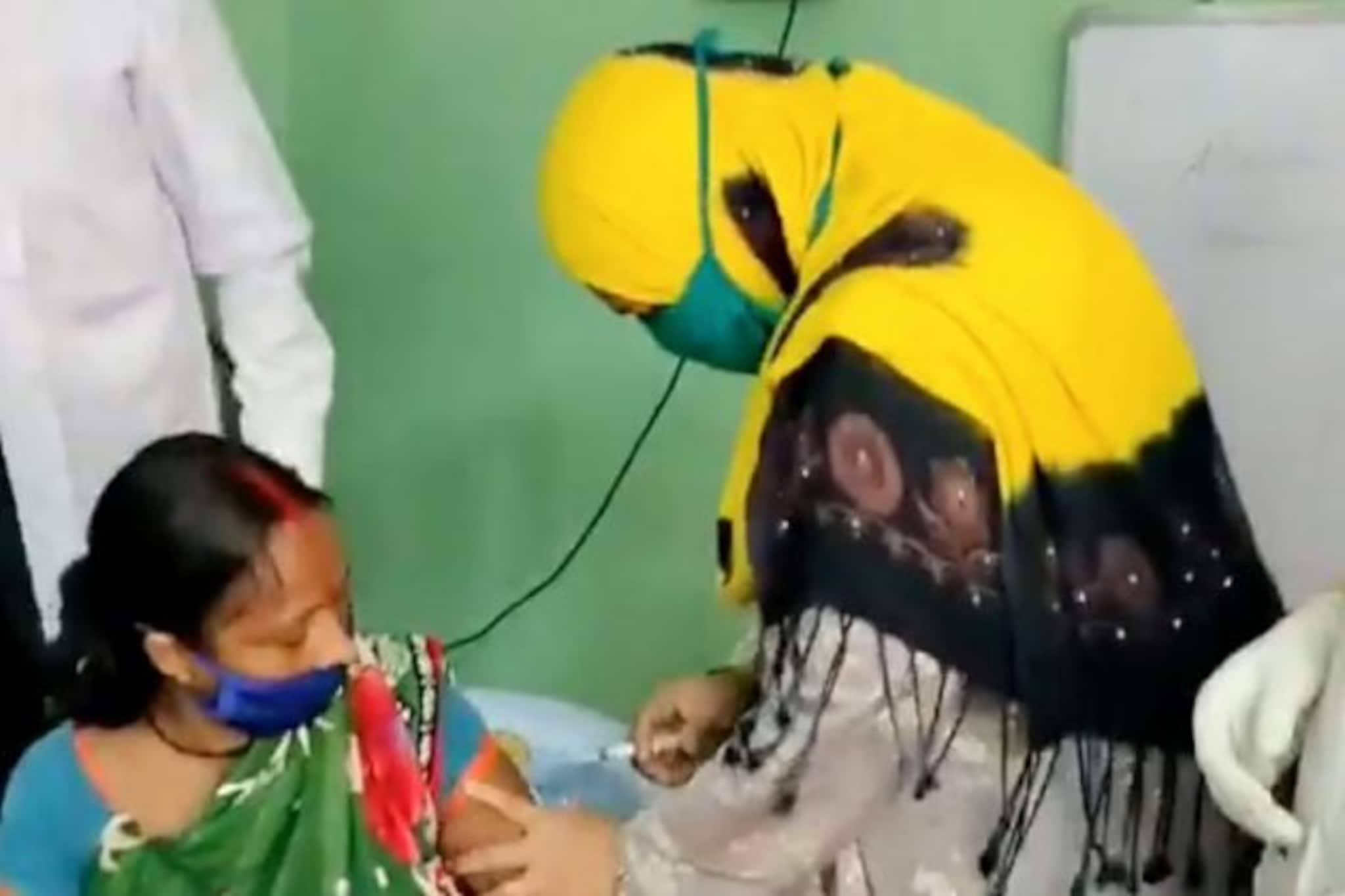 Tmc Councillor Gives Vaccine: পুরসভায় ঢোকা নিষেধ বিদায়ী ডেপুটি মেয়রের! ভ্যাকসিন 'দিয়ে' বিপদে তাবাসসুম