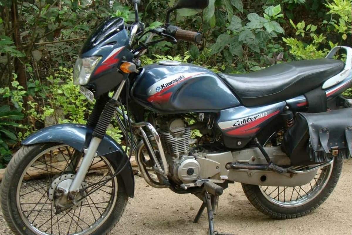 পেট্রোলের চড়া দামের জন্য এখন কম সিসি-র মোটরসাইকেল কেনার দিকে ঝোঁক বেড়েছে মানুষের। আর এই সুযোগে এবার বাজাজ ক্যালিবার মডেল ফেরানোর প্রস্তুতি শুরু করেছে সংস্থাটি। 