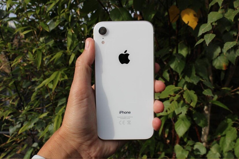 iPhone 12 Pro, iPhone 12 Pro Max-এও ছাড় রয়েছে। iPhone 12 ৪ জিবি RAM ৬৪ জিবি স্টোরেজ ভ্যারিয়েন্ট ৭৭,৯০০ টাকায়। iPhone 12 Pro কিনতে পারবেন ১,১৫,৯০০ টাকায়। প্রো ম্যাক্স-এর দাম ১,৩৫,৯০০।