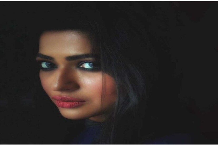 আলো-আঁধারিতে সেই মেয়েই মুশকান জুবেরী। যে নারীকে স্বপনে জাগরণে চান না এমন বাঙালি পুরুষ খুঁজে পাওয়া ভার। 