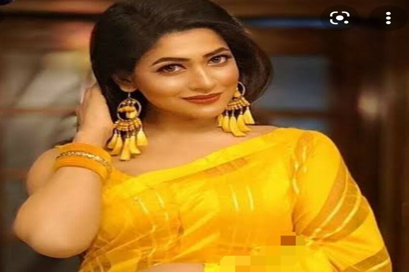 গত বৃহস্পতিবার মুক্তি পেয়েছে সৃজিত মুখোপাধ্যায়ের দ্বিতীয় বাংলা ওয়েব সিরিজ ‘রবীন্দ্রনাথ এখানে কখনো খেতে আসেনি’র ট্রেলার। আর সেখানেই ‘মুসকান জুবেরী’-কে দেখে চমকেছেন বাংলার সিনে প্রেমী দর্শক। ছবিতে চমক বরাবরই দেখিয়েছেন সৃজিত। কখনও তার বিষয়বস্তুতে তো কখনও নতুন মুখকে কাজে লাগিয়ে। কিন্তু মুশকান জুবেরীকে দেখে অনেক নাক কোঁচকানো শিল্প সমঝদারও বলছে এ মেয়ে অনেকদূর যাবেন এই বাংলায়। 