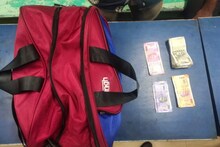 ব্যাগভর্তি টাকা ফিরিয়ে দিল মুচিপাড়া থানা! মানবিকতার নজির দেখল শহর