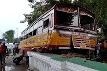 মৃত বাইক আরোহী পুলিশকর্মী, ক্রেন দিয়ে বাস সরিয়ে দেহ উদ্ধার মৃত বাইক আরোহী পুলিশকর্মী, ক্রেন দিয়ে বাস সরিয়ে দেহ উদ্ধার