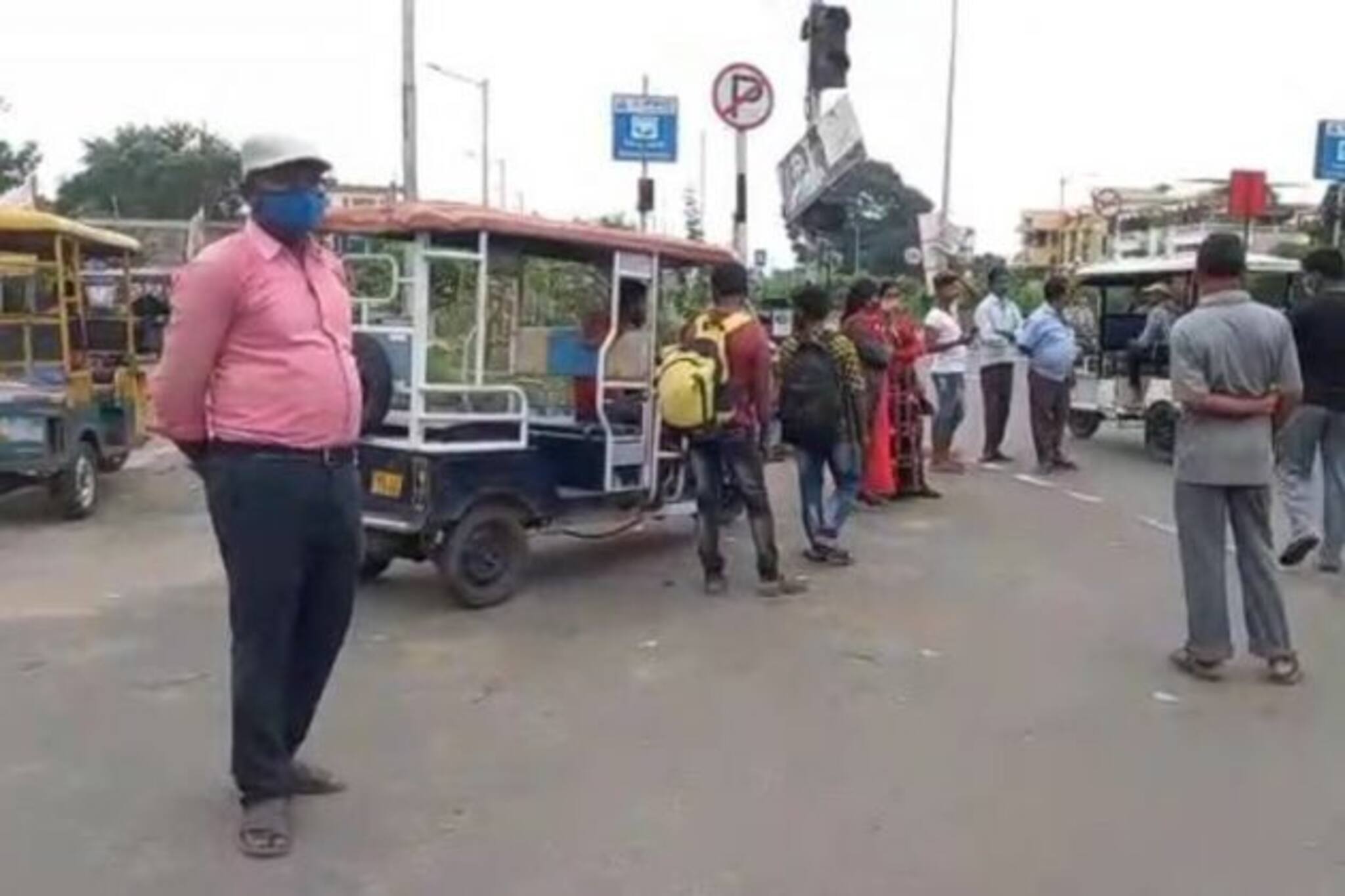 ছাড়পত্র মিললেও বেলা গড়াতেই বাস উধাও! হয়রানির শিকার যাত্রীরা 