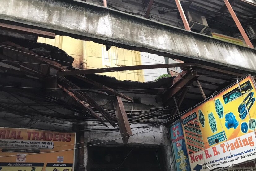 বুধবার দুপুরে ৭১ বি এন এস রোড গুপ্তা ম্যানশনের প্রথম তলের বারান্দার একাংশ ভেঙে পড়ে বিপত্তি।