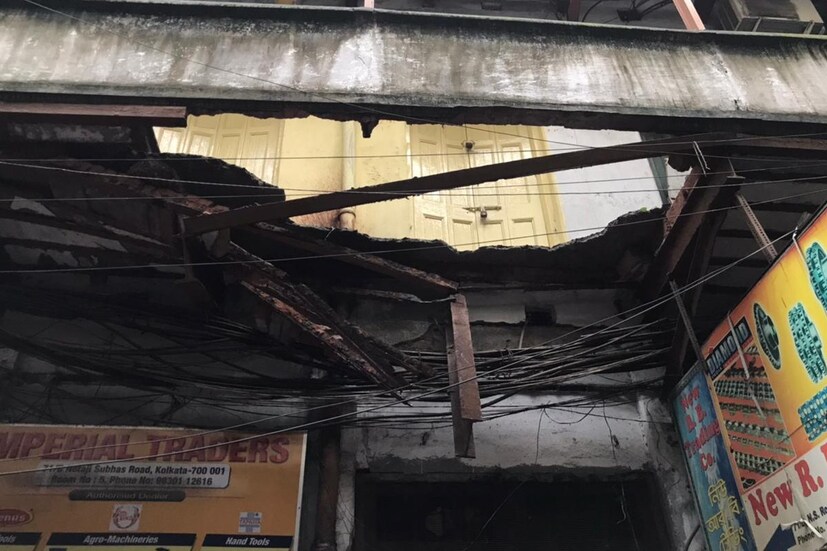 বহুদিনের পুরনো গুপ্তা ম্যানসনের বারান্দাটি বিপজ্জনক অবস্থায় ছিল। ভরদুপুরে বাজারে লোকজনও ছিল। ফলে বড়সড় বিপদ ঘটতে পারত।