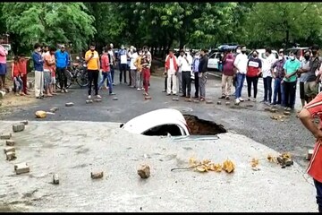 মাটি গিলে ফেলল আস্ত গাড়ি! ছবি তুলতে গিয়ে মৃত যুবক! প্রলয় বৃষ্টি রাজধানীতে...