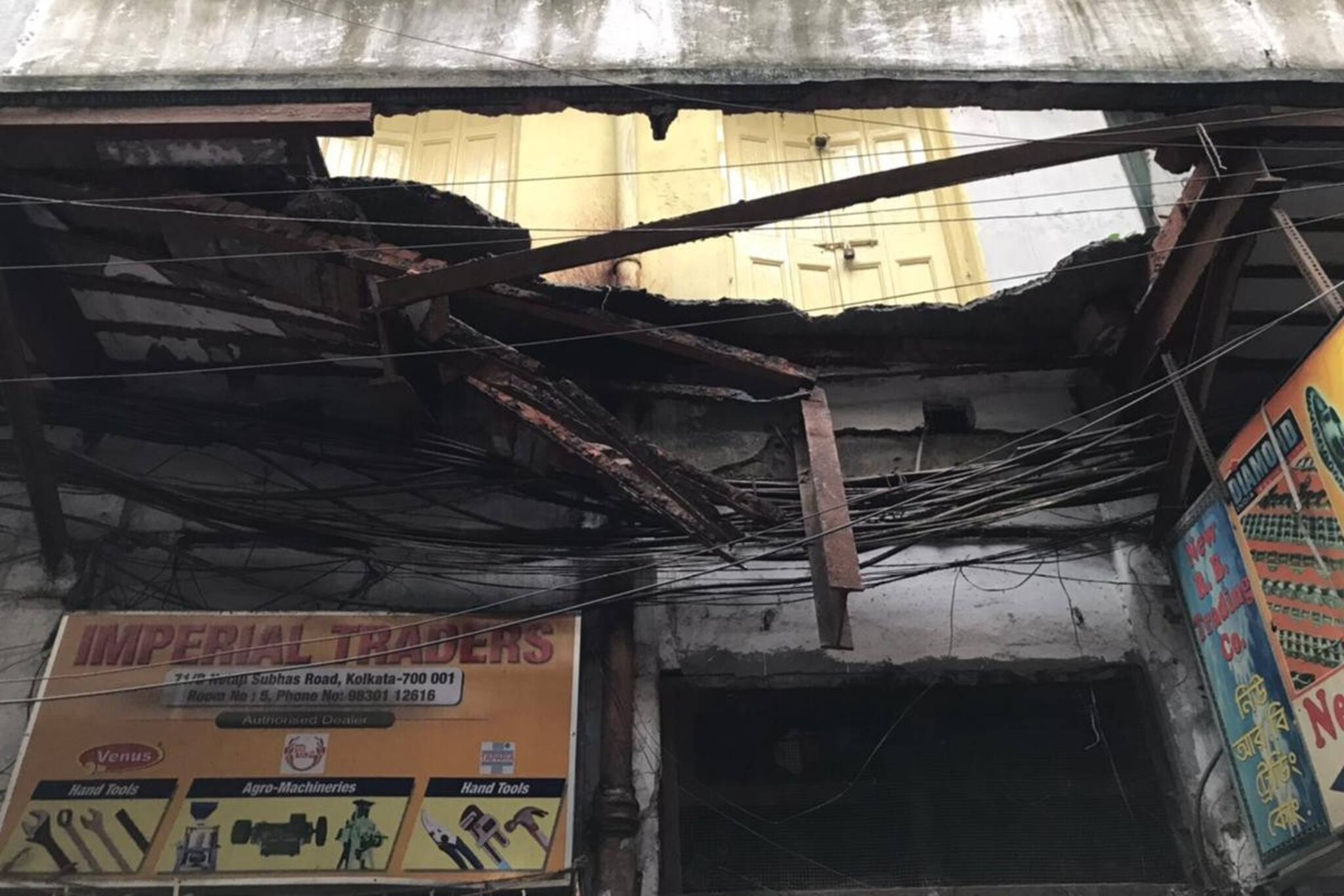 ভরদুপুরে ভরাবাজারে হুড়মুড়িয়ে ভেঙে পড়ল বারান্দার একাংশ, আতঙ্কিত ব্যবসায়ীরা