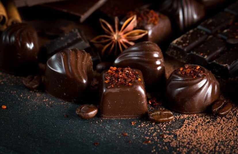বাচ্চা থেকে বড়, সকলেই Chocolate খেতে খুব ভালোবাসে। Chocolate খেতে ভালোবাসে না, এমন মানুষ বোধহয় খুঁজে পাওয়া যাবে না। জন্মদিন হোক, কিংবা যে কোনও অনুষ্ঠান, এক টুকরো চকোলেট চাই-ই চাই।