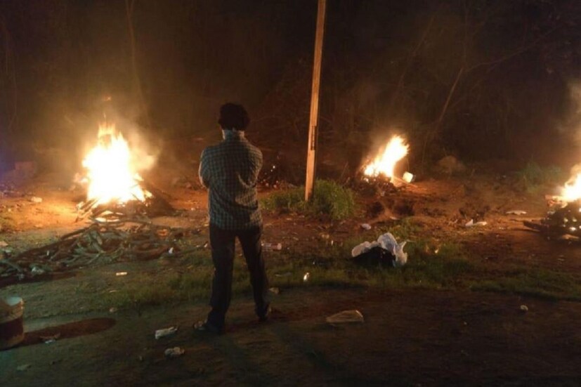•দিল্লি সংখ্যালঘু কমিশনের প্রতিবেদন অনুসারে, শহরে ১৩১ টি কবরস্থান রয়েছে। তবে, কোভিড -১৯ এর কারণে মৃতদের দিল্লি গেট, শাস্ত্রী পার্ক, তাহিরপুর এবং মঙ্গলোলপুরীতে মাত্র চারজনকে সমাহিত করার অনুমতি দেওয়া হয়েছিল। দিল্লি ওয়াক্ফ বোর্ডের চেয়ারম্যান এবং ওখলা বিধায়ক আমানাতুল্লাহ খান বলেছেন, প্রয়োজনে সৎকাররে জন্য দক্ষিণ পূর্ব দিল্লির মিলেনিয়াম পার্কের কাছে একটি প্লট চিহ্নিত করা হয়েছে। তিনি আরও বলেন, মিলেনিয়াম পার্কের কাছে চার একর জমির জায়গা স্থানীয় লোকজনের বিক্ষোভের কারণে করবের জন্য আগে ব্যবহৃত হয়নি। এই জমিটি ১৯৬৪ সালে কবরস্থানের জন্য দেওয়া হয়েছিল। করোনার তৃতীয় ঢেউ আসলে অন্যান্য কবরস্থানের উপর চাপ বাড়লে এটি ব্যবহার করতে হবে।&quot;
