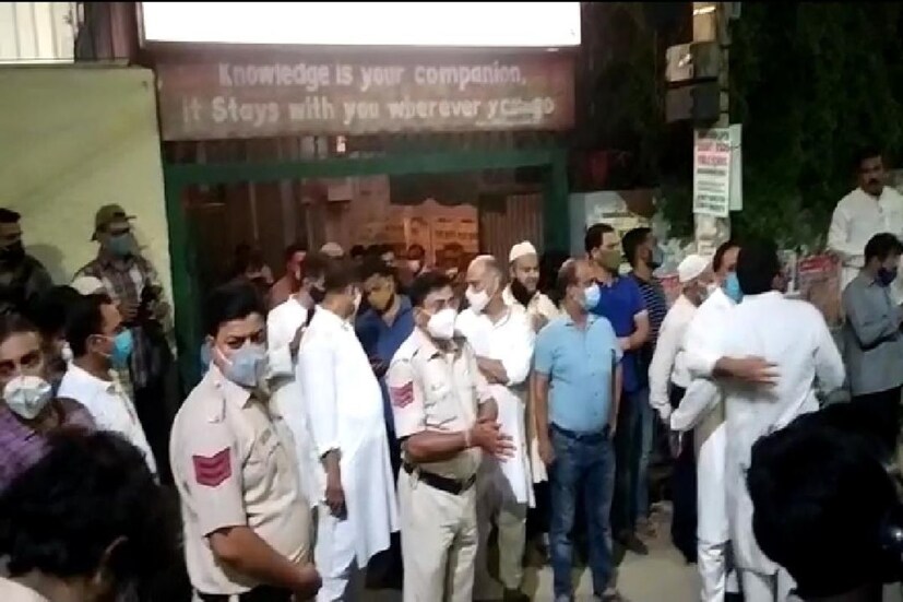 জানা গিয়েছে, দানিশের পরিবারের তরফেই বিশ্ববিদ্যালয় কর্তৃপক্ষকে অনুরোধ করা হয়েছিল যদি তাঁরা দানিশের দেহ বিশ্ববিদ্যালয়ের নিজস্ব কবরস্থানে সমাহিত করার অনুমতি দেন। বিশ্ববিদ্য়ালয় সেই অনুমতি দিতে দেরি করেনি। জামিয়ার কবরস্থান বিশ্ববিদ্যালয় কর্মী, তাদের পরিবার এবং নাবালকদের জন্য সংরক্ষিত। কিন্তু শুধু দানিশের জন্যে এই প্রথায় বদল আনছে বিশ্ববিদ্যালয়।