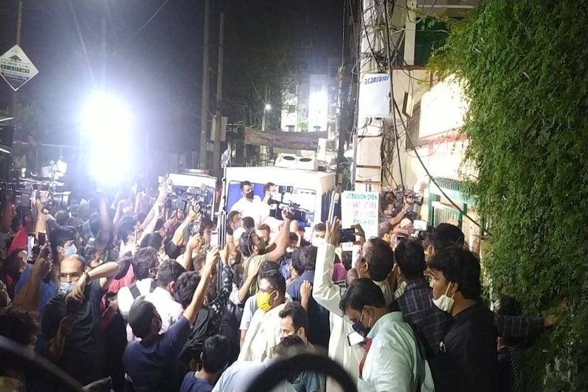 রবিবার সন্ধেবেলা দিল্লিতে এসে পৌঁছল আফগানিস্তানে নিহত ফটো জার্নালিস্ট সিদ্দিকীর মরদেহ। জামিয়া মিলিয়ে ইসলামিয়া বিশ্ববিদ্যালয়ের সমাধিক্ষেত্রে Jamia Millia Islamia university graveyard- তাঁর দেহ সমাধিস্থ করা হবে। বিশ্ববিদ্যালয় সূত্রেই জানা গিয়েছে এই খবর। দানিশ এই বিশ্ববিদ্যালয়ের এক প্রাক্তনী।Photo : Khurram Shahzad