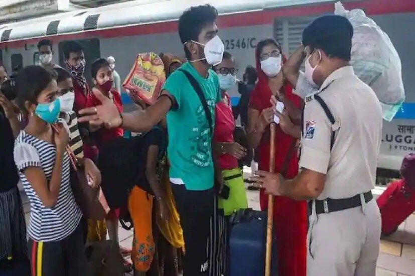 বিশেষজ্ঞরা জানাচ্ছেন, যাঁদের রোগ প্রতিরোধ ক্ষমতা কম, তাঁদের শরীরেই পরপর থাবা বসাচ্ছে ডেল্টা এবং ওমিক্রন (Omicron)। তাই যে সমস্ত এলাকায় টিকাকরণের হার তুলনামূলক কম, সেখানেই এই ভ্যারিয়েন্টের প্রভাব বেশি।