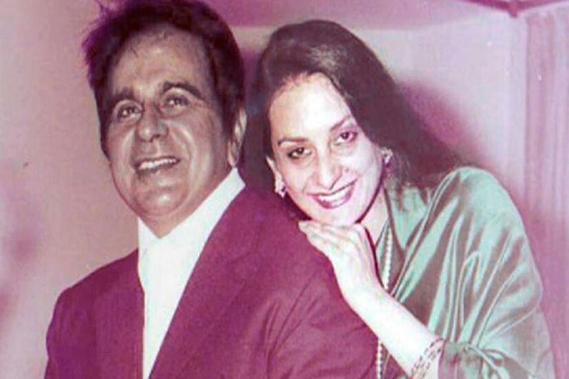 •১২ বছর বয়স থেকেই দিলীপ কুমারের প্রেমে পড়েছিলেন সায়রা বানু৷ নিজেই সেকথা স্বীকার করেছেন অভিনেত্রী৷ ১৬ বছর বয়সে তিনি দিপীল কুমার অভিনীত মুঘল-এ আজাম ছবির প্রিমিয়ারে উপস্থিত হন৷ সায়রা বানু তখন যুবতী, আর দিলীপ কুমার প্রতিষ্ঠিত স্টার! তবে প্রথম সাক্ষাৎ থেকেই সায়রা বানু বিশ্বাস করতেন যে তিনি একদিন দিলীপ ঘরণী হবেনই৷ 