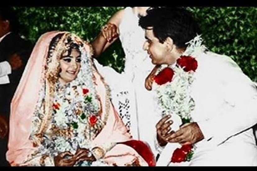 •দিলীপ-সায়রার প্রেমে মক্ষোম ভূমিকা পালন করেছিলেন সায়রা বানুর মা নাসিম বানু৷ মেয়ের কাছাকাছি তিনিই নিয়ে এসেছিলেন নামজাদা স্টার দিলীপ কুমারকে৷ ঝুক গয়া আসমান ছবিতে সায়রা বানুকে প্রোপোজ করেন দিলীপ সাব৷ না বলার তো কোনও প্রশ্নই ছিল না৷ ১৯৬৬-র ১১ অক্টোবর সায়রা বানু ও দিলীপ কুমারের বিয়ে হয়৷ 