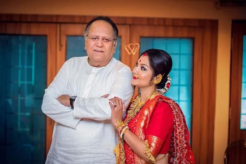 •দীপঙ্কর বাবুর বয়স হয়েছে৷ অতিমারীর সময় খবই সাবধানে আগলে রাখছেন দোলন৷ জন্মদিনেও তাই বাড়িতে আয়োজন৷ স্বামীকে নিজের হাতে সব রান্না করে খাওয়ালেন তিনি৷ আপনার হাতে কোন পদ খেতে ভালবাসেন দীপঙ্কর দে? দোলন রায় হেসে জানালেন আমার হাতের আলু সেদ্ধ থেকে মাংস, সবই খেতে ভালবাসেন তিনি৷ 