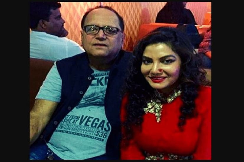 •স্বামীর থেকে তিনিও তো শিখেছেন অনেক কিছু৷ বয়সের ফারাক রয়েছে অনেক৷ স্বামী হিসেবে তো বটেই এবং অবশ্যই শিল্পী হিসেবে দীপঙ্কর দে-র প্রতি রয়েছে দোলন রায়ের অগাধ শ্রদ্ধা৷ স্বামীর থেকে তিনি নিয়েছেন অভিনয়ের পাঠ, শিখেছেন নিয়মানুবর্তীতা৷ জানিয়েছেন দোলন৷ 