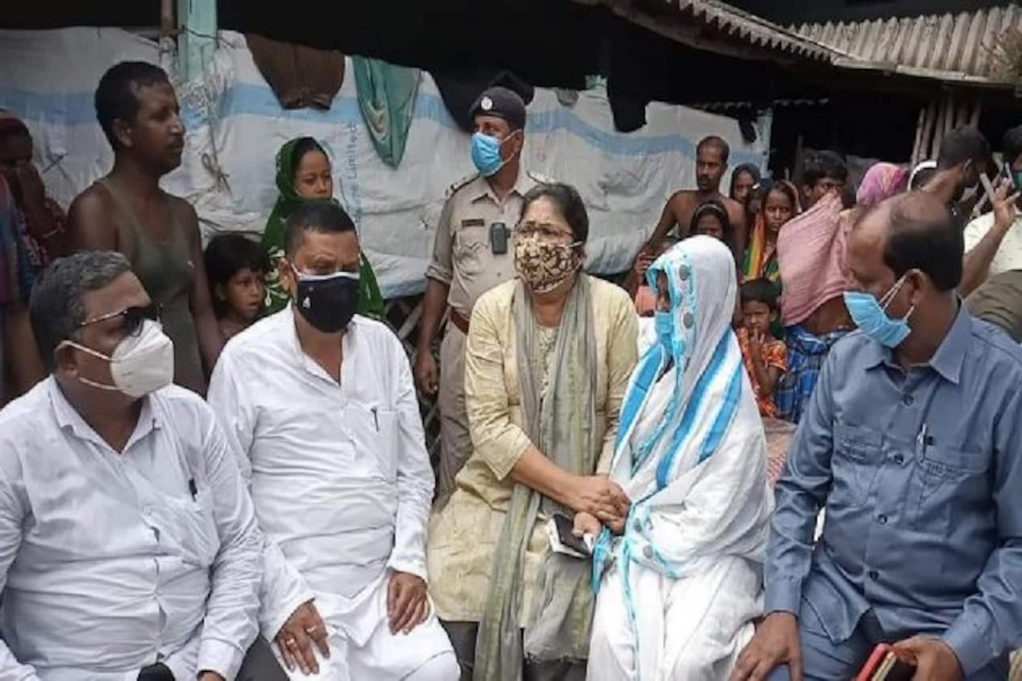 আন্দোলনে সময় প্রাণ হারিয়েছিলেন, সম্মান জানাতে মৃত তৃণমূল কর্মীর বাড়িতে দোলা সেন