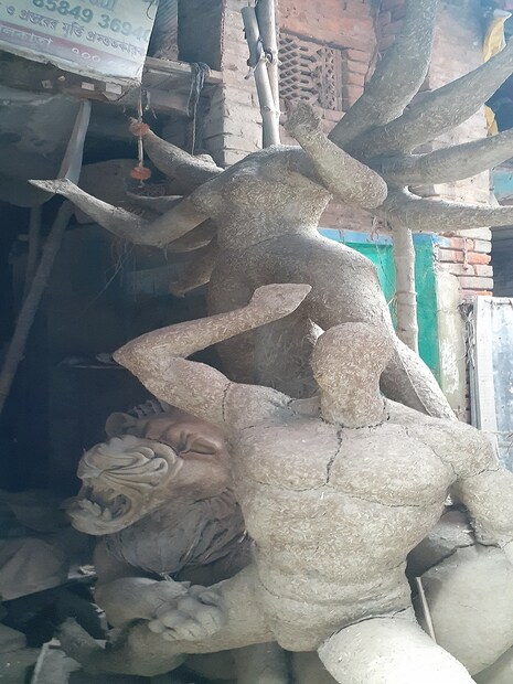 শুধুই কি শহরের পুজা উদ্যোক্তারা? ভিনরাজ্য থেকেও আসছে বড় প্রতিমার অর্ডার। নতুন সাজের অর্ডার! থিম প্রতিমার অর্ডার! তাতে একটু অসুবিধের মুখে পড়তে হচ্ছে মৃৎশিল্পীদের। কেননা হাতে সময় অনেকটাই কম। তবুও তো কিছুটা স্বস্তি! শিলিগুড়ির কুমোরটুলির প্রতিমা এবারে পাড়ি দেবে অসম, মেঘালয়, সিকিমে। ওখানকার একাধিক পুজো কমিটির উদ্যোক্তারা নিয়মিত ফোন করছেন শিল্পীদের। পছন্দের প্রতিমা তৈরির আবদার আসছে অন্য প্রান্ত থেকে।