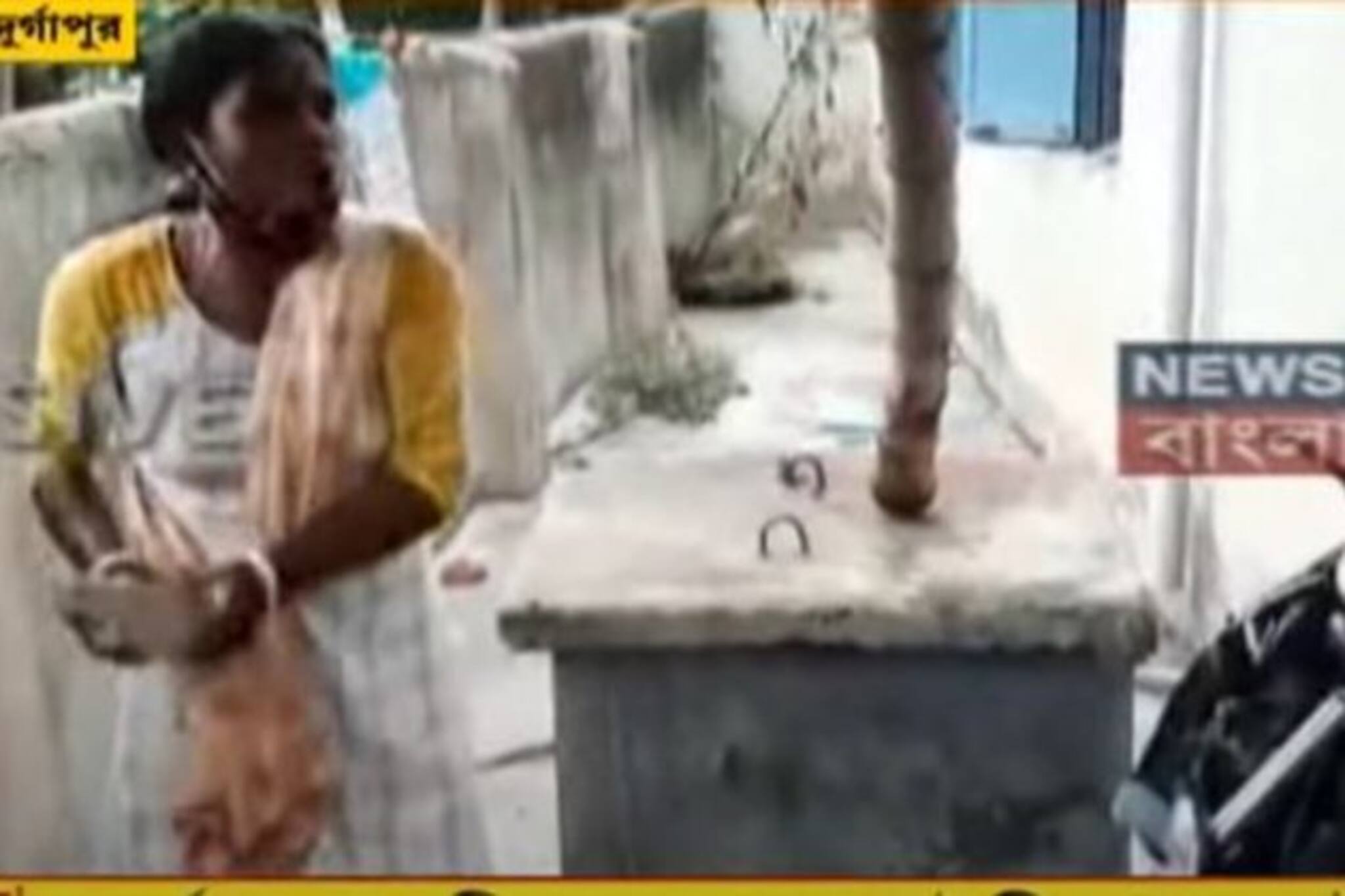 Video: সরকারি ঋণ পাইয়ে দেওয়ার নামে প্রতারণা, অভিযুক্তকে ব্যাপক মারধর