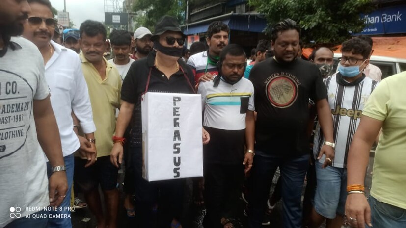 বিজেপিতে তোপ দেগে প্রবীণ তৃণমূল নেতা বলেন, &quot;ফোনে আড়ি পাতছে বিজেপি। করোনা এবং পেগাসাসের বিষ ছড়াচ্ছে বিজেপি। সত্য় প্রকাশ্যে আনতে তদন্ত কমিটি গঠন করেছেন মমতা বন্দ্য়োপাধ্যায়। এই ঘটনার প্রতিবাদে প্রধানমন্ত্রী ও স্বরাষ্ট্রমন্ত্রীর অবিলম্বে পদত্যাগ দাবি করছি।&quot;