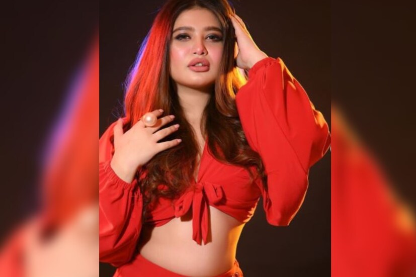 কখনও ওজন বেড়ে যাওয়ার জন্য, আবার নিজের ইচ্ছে মতো পোশাক পরার জন্য ট্রোলড হয়েছেন এনাও। সম্প্রতি লিপ সার্জারি নিয়েও কথা শুনতে হয় তাঁকে। 